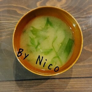 豆腐とほうれん草の味噌汁